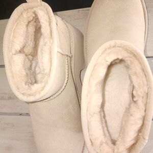Used Like New. UGG Women's Cream Shearling-Lined Short Platform Boots